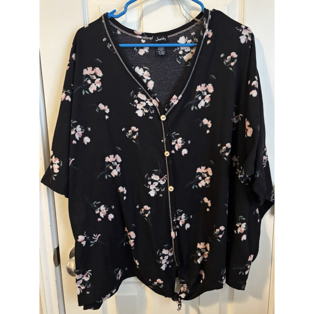 JUSTIFY Short Sleeve Black Floral Soft Top V Neck in Front 3X Knot Faux Buttons